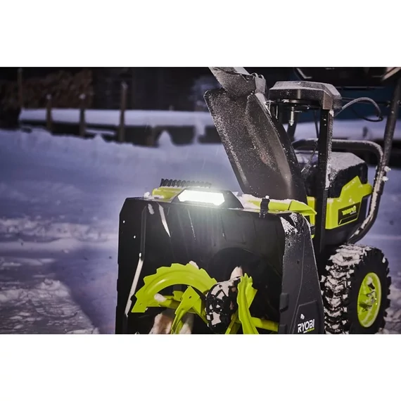 Ryobi MAX POWER RY36STX56A-250 36V szénkefe nélküli kétfokozatú 56 cm-es hófúvó (2 x 5.0Ah akkumulátorral) és töltővel 5133006516